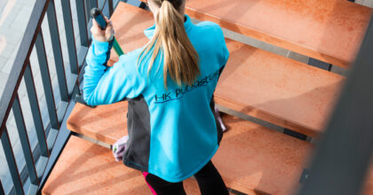 Koristaja puhastab treppi