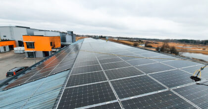 Päikesepaneelide puhastamine ja hooldus. Hooldame nii päikeseparki kui ka katustelt.