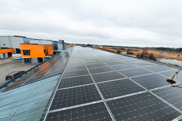 Päikesepaneelide puhastamine ja hooldus. Hooldame nii päikeseparki kui ka katustelt.