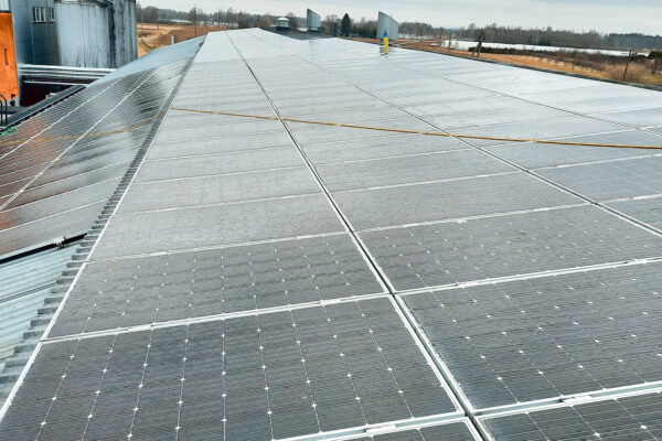 Päikesepaneelide puhastamine ja hooldus. Hooldame nii päikeseparki kui ka katustelt.